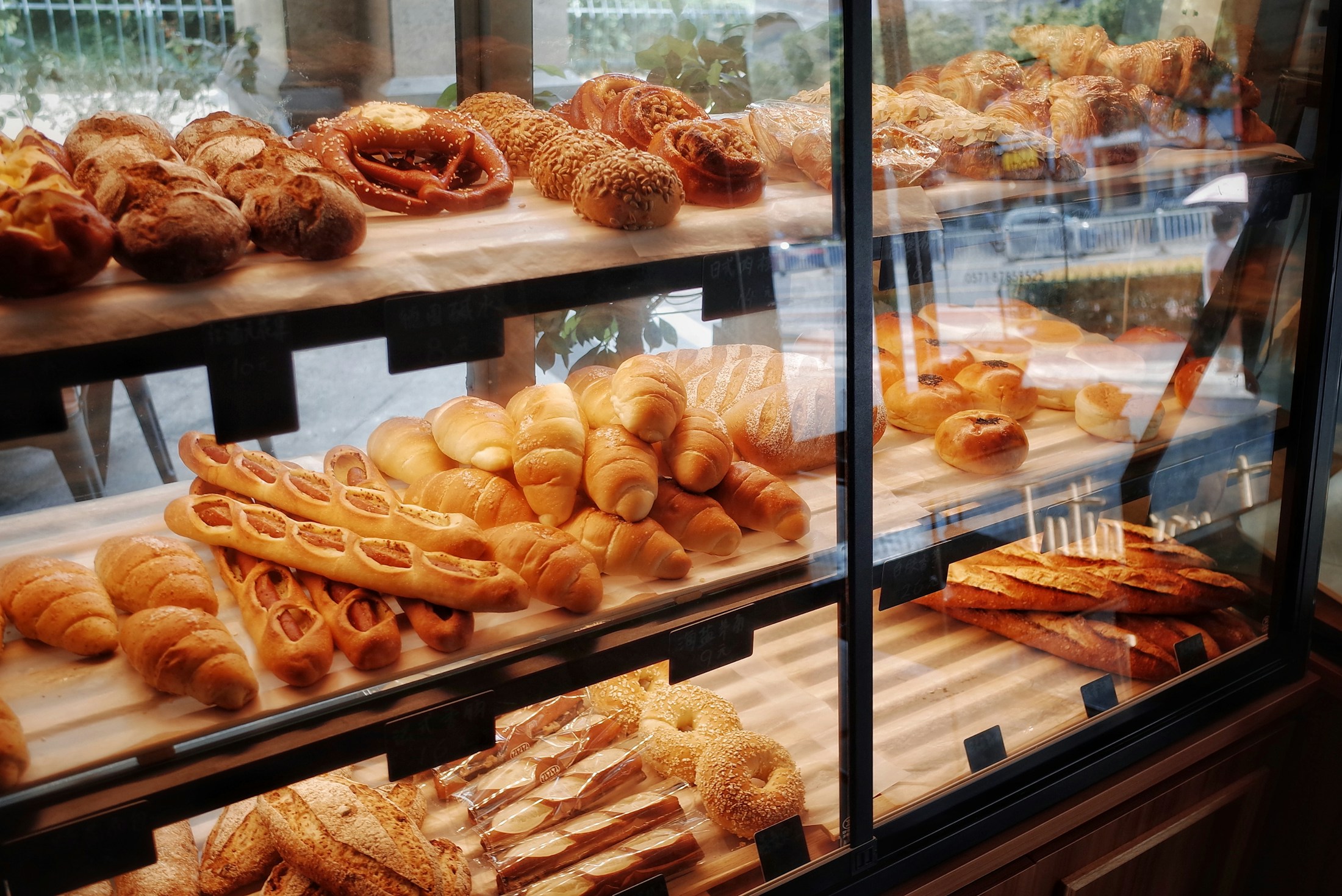 Vitrina de panadería con panes y dulces recién horneados